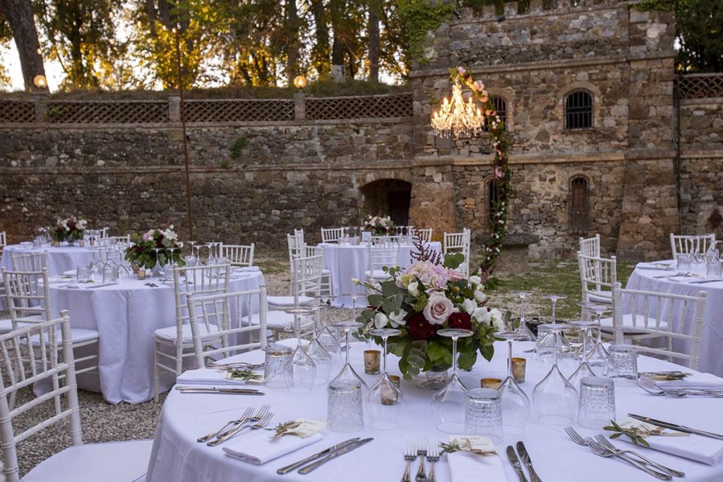 wedding reception floral decor 1024x683 - Intimate civil wedding in Italy among the vineyards