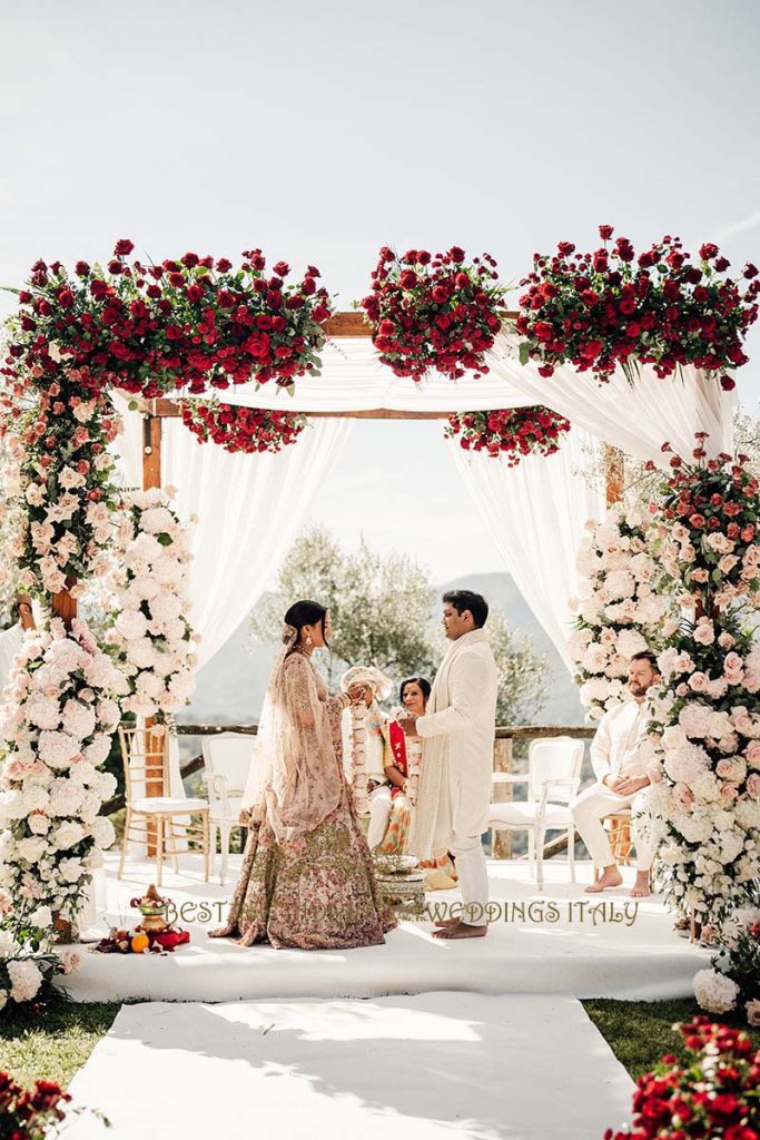 jaimala real floral garlands tuscany 683x1024 - Gorgeous Hindu wedding celebrations in Tuscany