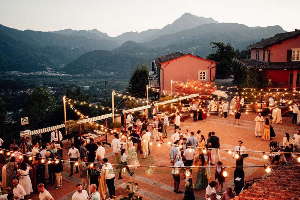 outdoor welcome party indian wedding italy 1024x683 - Gorgeous Hindu wedding celebrations in Tuscany