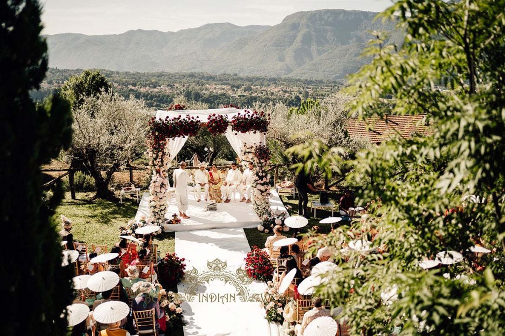 white red wedding mandap tuscany 1024x683 - Gorgeous Hindu wedding celebrations in Tuscany