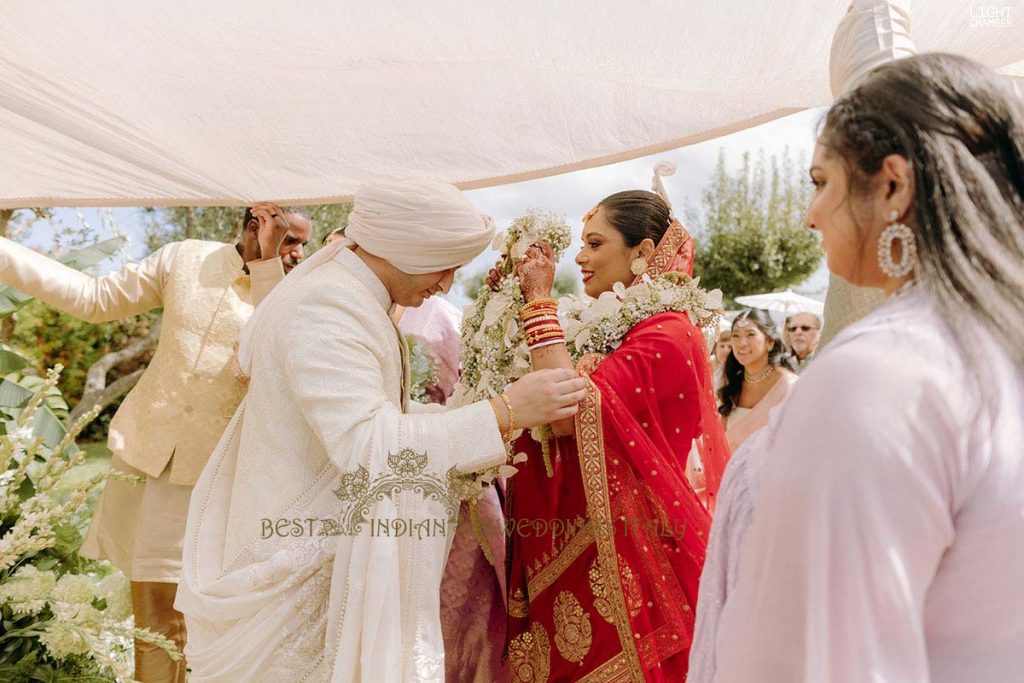 jaimala wedding garlands 1024x683 - Enchanting Indian Wedding in Puglia with A Unique Mandap Design